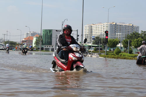 TPHCM xuất hiện 'sóng bạc đầu' trên… phố, hiện tượng lạ ở Sài Gòn, sóng nước lạ ở TP. HCM, chiều cường ngày 10/10