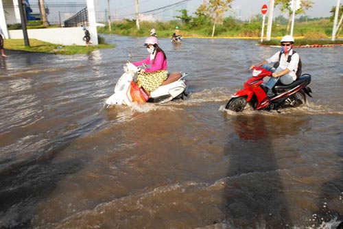 TPHCM xuất hiện 'sóng bạc đầu' trên… phố, hiện tượng lạ ở Sài Gòn, sóng nước lạ ở TP. HCM, chiều cường ngày 10/10