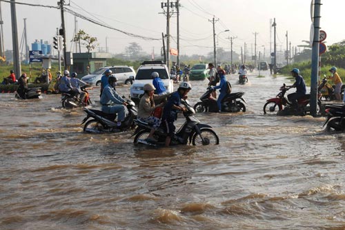 TPHCM xuất hiện 'sóng bạc đầu' trên… phố, hiện tượng lạ ở Sài Gòn, sóng nước lạ ở TP. HCM, chiều cường ngày 10/10