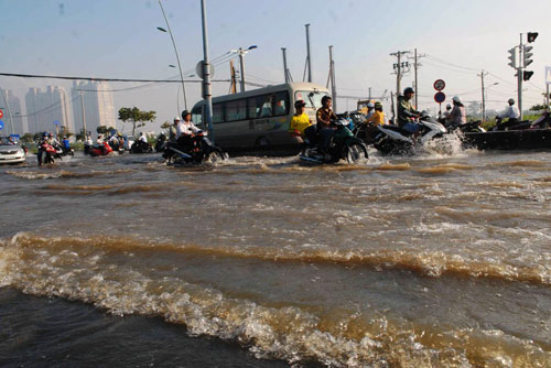 TPHCM xuất hiện 'sóng bạc đầu' trên… phố, hiện tượng lạ ở Sài Gòn, sóng nước lạ ở TP. HCM, chiều cường ngày 10/10
