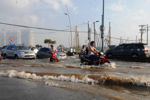 TPHCM xuất hiện 'sóng bạc đầu' trên… phố, hiện tượng lạ ở Sài Gòn, sóng nước lạ ở TP. HCM, chiều cường ngày 10/10