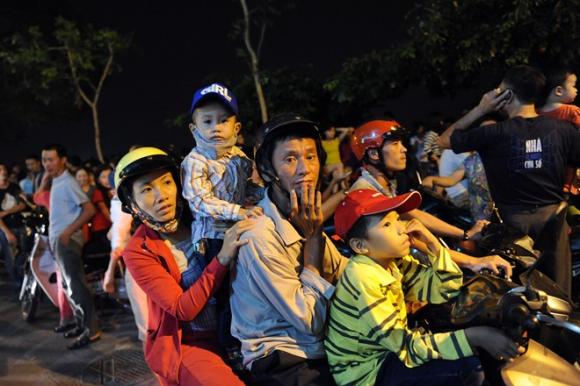 Hà Nội bắn pháo hoa, tắc đường vì bắn pháo hoa, Hà Nội tắc đường, người dân xem bắn pháo hoa