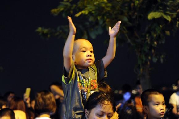 Hà Nội bắn pháo hoa, tắc đường vì bắn pháo hoa, Hà Nội tắc đường, người dân xem bắn pháo hoa