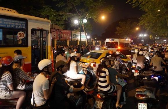 Hà Nội bắn pháo hoa, tắc đường vì bắn pháo hoa, Hà Nội tắc đường, người dân xem bắn pháo hoa
