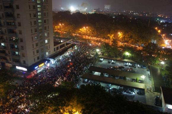Hà Nội bắn pháo hoa, tắc đường vì bắn pháo hoa, Hà Nội tắc đường, người dân xem bắn pháo hoa