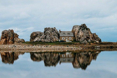 Du lịch Pháp, Castel Meur, Nhà năng giữa hai tảng đá