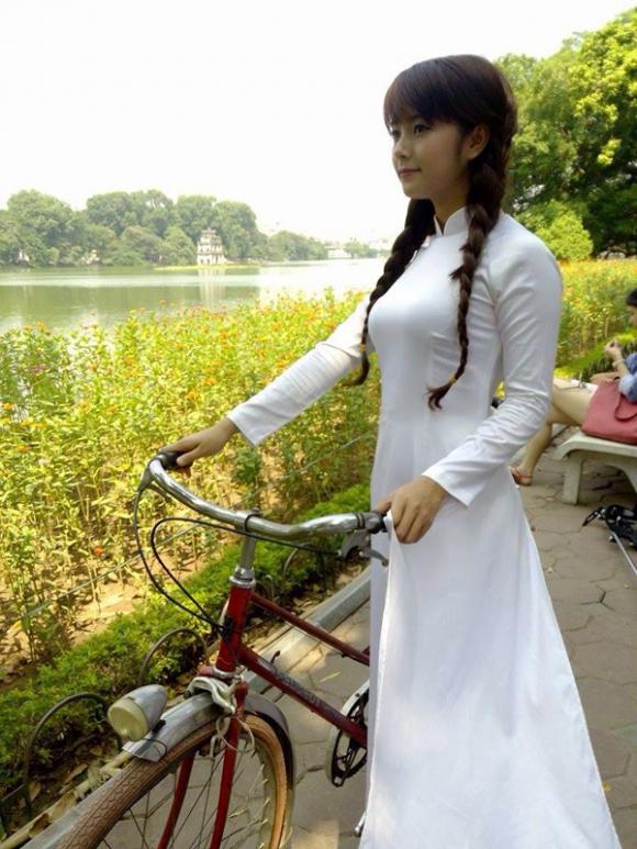 Chàng trai,nhan sắc chàng trai chụp ảnh cùng hot girl