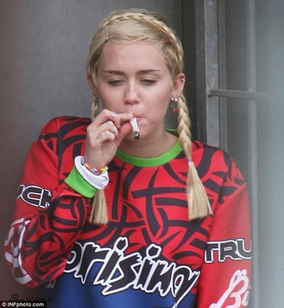 Miley Cyrus tại Sydney,Miley Cyrus hút thuốc lá,Miley Cyrus mặc phản cảm,sao hollywood