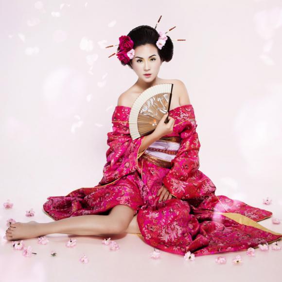 sao Việt, Hoa hậu Phu nhân thế giới người Việt 2012, Hoa hậu Thu Hoài, Thu Hoài hóa cô gái Nhật, Thu Hoài quyến rũ