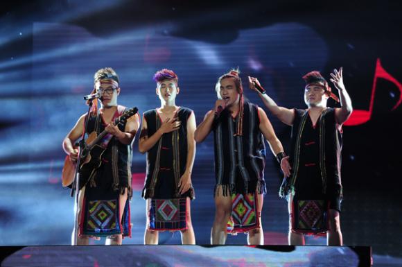 sao Việt, truyền hình thực tế, cuộc thi âm nhạc, The X-Factor, Nhân tố bí ẩn, BTC lên tiếng xin lỗi, sự cố trang phục khi trình diễn, nhóm F Band