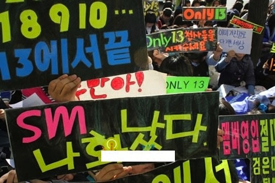 fan Hàn, fan Hàn phản đối nhóm nhạc tan rã, fans phản đối thần tượng tan rã, fans nằm ra đường phản đối, fans K Pop 