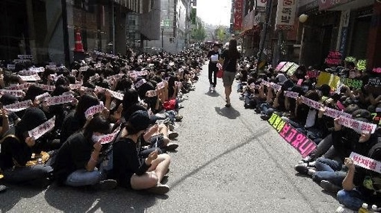 fan Hàn, fan Hàn phản đối nhóm nhạc tan rã, fans phản đối thần tượng tan rã, fans nằm ra đường phản đối, fans K Pop 