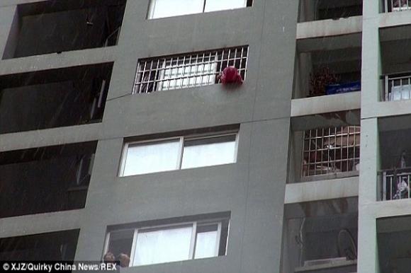 Bé gái,bé gái đu mình trên tầng 15 của tòa nhà,hoảng hồn bé 5 tuổi đu mình trên tầng 15 của tòa nhà