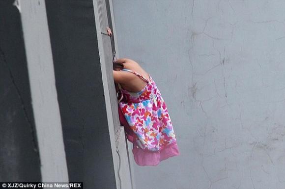 Bé gái,bé gái đu mình trên tầng 15 của tòa nhà,hoảng hồn bé 5 tuổi đu mình trên tầng 15 của tòa nhà