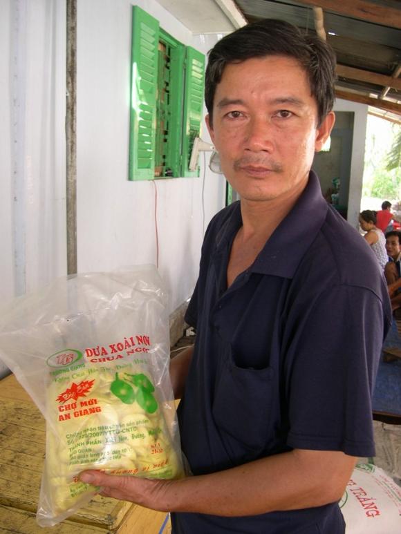 Cậu bé,cậu bé  mót xoài đến thu tiền tỷ với dưa ở miền Tây 