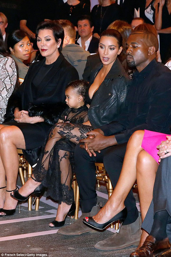 Kim Kardashian,Kanye West,North West,con gái Kim được tặng hàng hiệu,sao nhí Hollywood