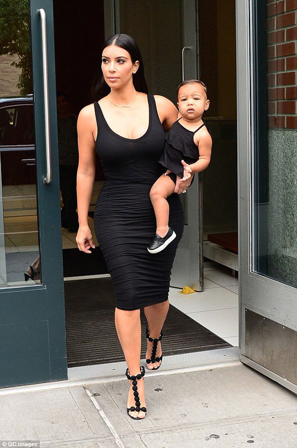 Kim Kardashian,Kanye West,North West,con gái Kim được tặng hàng hiệu,sao nhí Hollywood