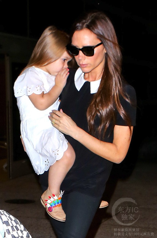 Harper, Harper Beckham, Harper ngủ gật, Harper sơn móng tay, Victoria Beckham, David Beckham