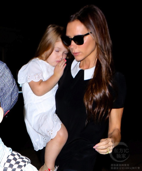 Harper, Harper Beckham, Harper ngủ gật, Harper sơn móng tay, Victoria Beckham, David Beckham