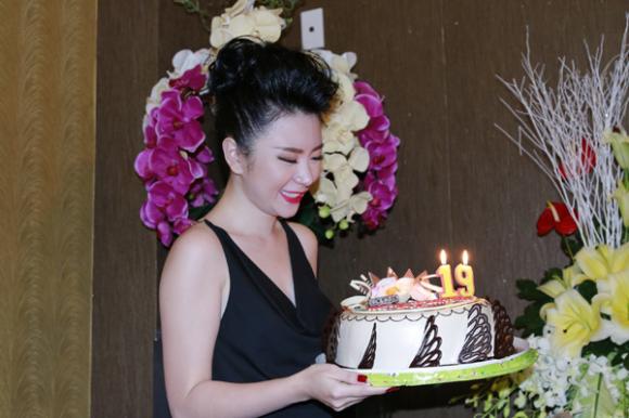 sao Việt, Quang Hà, nam ca sĩ Ngỡ, hit của Quang Hà, Quang Hà tổ chức sinh nhật cho bạn gái, Quang Hà tặng điện thoại cho người yêu