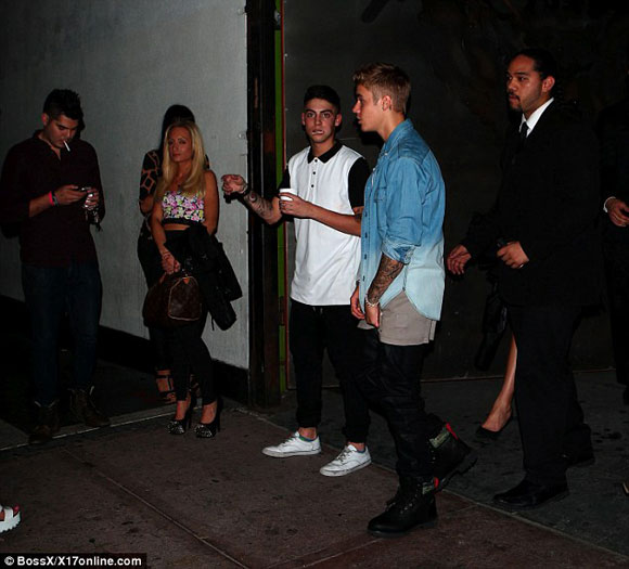 Justin Bieber,Selena Gomez,sao Hollywood chia tay,Justin dắt gái về nhà,Justin đổ đốn