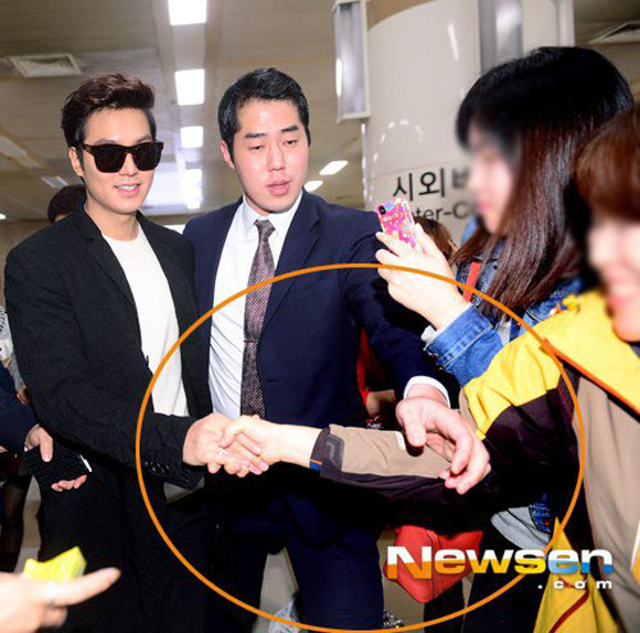 Lee Min Ho,nam thần châu Á,sao Hàn,Lee Min Ho thân thiện bắt tay fans