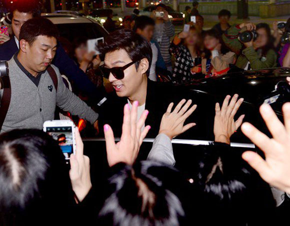 Lee Min Ho,nam thần châu Á,sao Hàn,Lee Min Ho thân thiện bắt tay fans