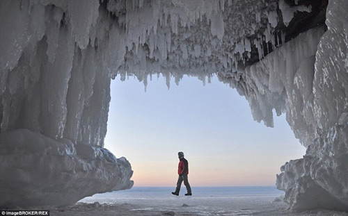 Động,động băng tuyết,động băng tuyệt đẹp bên hồ nước ngọt lớn nhất TG