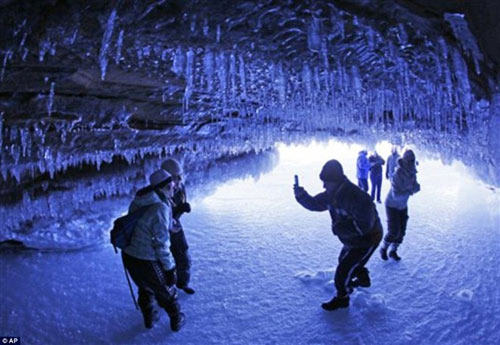 Động,động băng tuyết,động băng tuyệt đẹp bên hồ nước ngọt lớn nhất TG