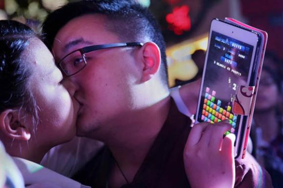 Cặp đôi,cặp đôi 'khóa môi' 52 phút để rinh Iphone 6