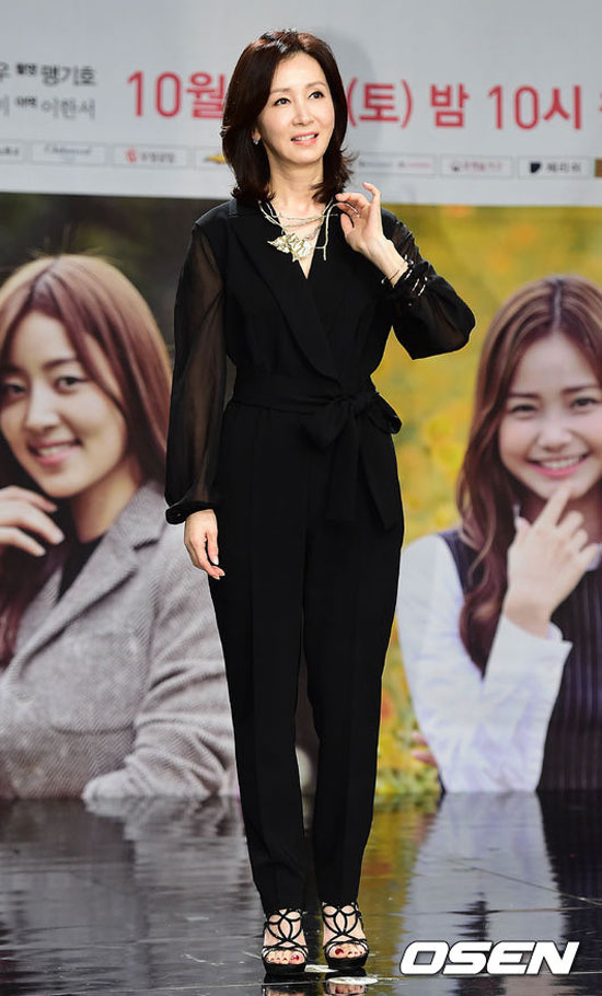Han Ji Hye,Han Ji Hye chân vòng kiềng,Han Ji Hye phim mới Legendary Witch,sao hàn,sao hàn thẩm mỹ