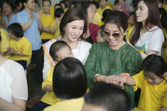 sao Việt, Hoa hậu Việt Nam đầu tiên, Hoa hậu Lý Thu Thảo, Lý Thu Thảo tái xuất sau 25 năm,  Lý Thu Thảo giản dị đi từ thiện