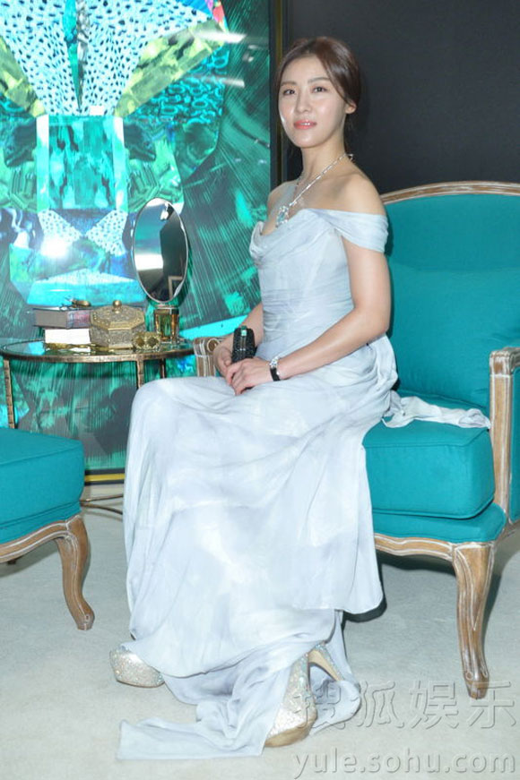 Ha Ji Won,Ha Ji Won khoe vai trần gợi cảm,Ha Ji Won mặc váy trắng tinh khôi,sao Hàn tại sự kiện