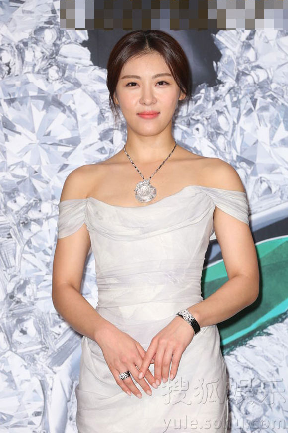 Ha Ji Won,Ha Ji Won khoe vai trần gợi cảm,Ha Ji Won mặc váy trắng tinh khôi,sao Hàn tại sự kiện