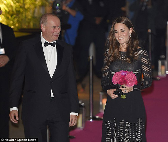 Kate Middleton,Kate mang thai lần 2,Kate che bụng bầu,Kate đi giày gót nhọn