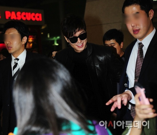 Lee Min Ho, Lee Min Ho thời trang sân bay, thời trang Lee Min Ho, Lee Min Ho diện cây đen  