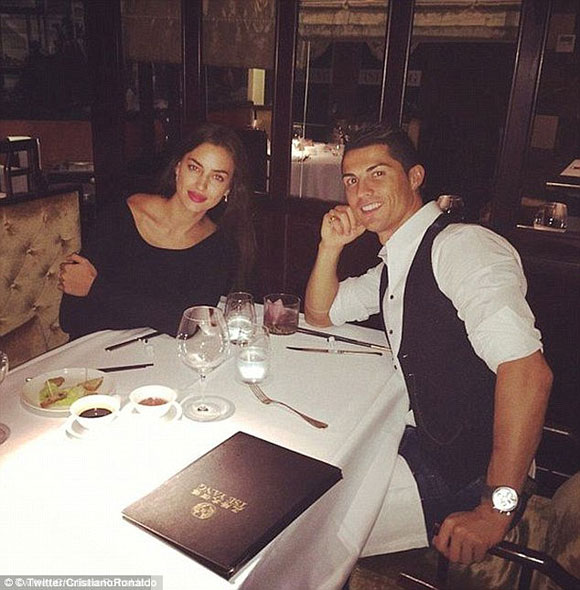 Irina Shayk,Ronaldo Jr,Cristiano Ronaldo,Real Madrid,Irina Shayk thân thiện với con riêng của Ronaldo