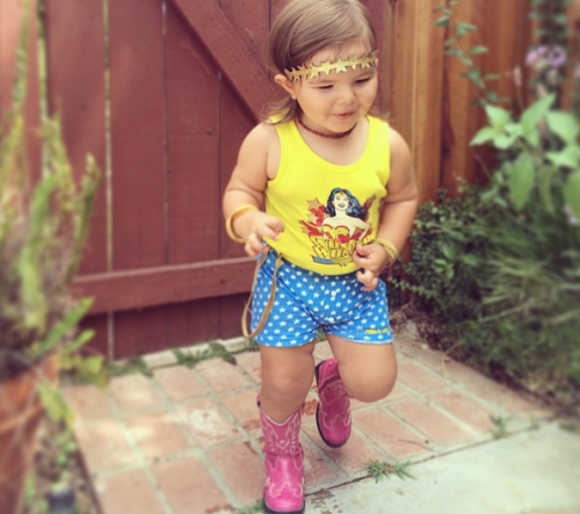 Hóa trang,bé 2 tuổi hóa trang,màn hóa trang của bé gái 2 tuổi khiến dân mạng thích thú