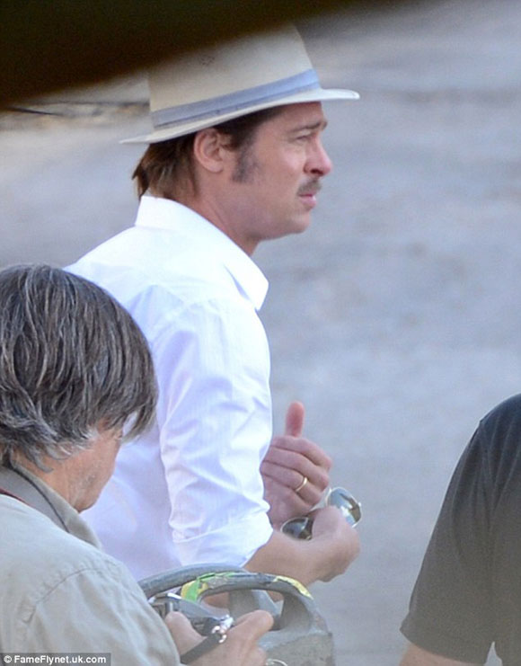 Angelina Jolie,Brad Pitt,by the sea,Angelina Jolie gầy gò,sao Hollywood
