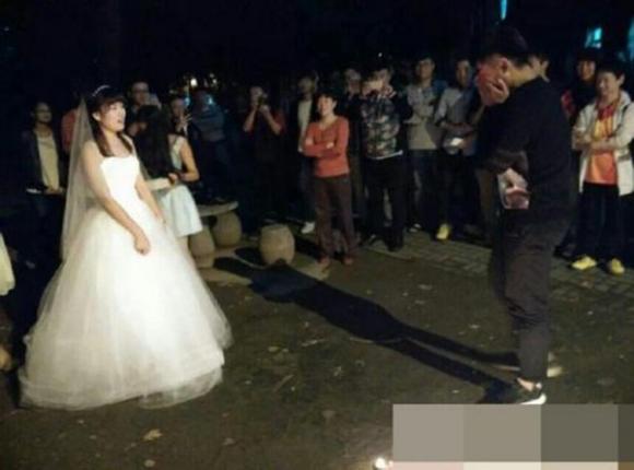 Cầu hôn,nữ sinh cầu hôn,nữ sinh mặc váy cưới đứng dưới ký túc xá cầu hôn bạn trai