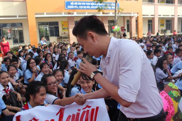 sao Việt, Ngô Kiến Huy, người yêu Khổng Tú Quỳnh, con trai Ngô Kiến Huy, Ngô Kiến Huy làm đại sứ, Ngô Kiến Huy bị fan nhí bao vây