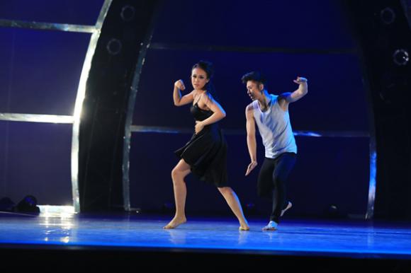 sao Việt, MC Trấn Thành, Trấn Thành chia tay bạn gái hotgirl, Trấn Thành bật khóc trên sân khấu, Thử thách cùng bước nhảy