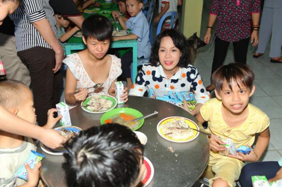 sao Việt, Việt Hương, nữ danh dài hải ngoại, Việt Hương đến thăm nhạc sĩ Nguyễn Văn Tý