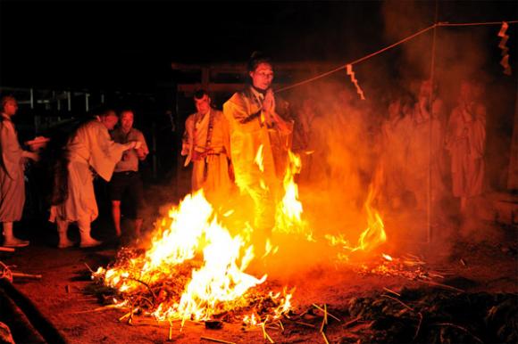 Lễ hội,lễ hội chạy trên đống lửa nóng rực