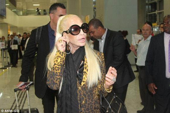 Donatella Versace dao kéo,Donatella Versace thảm họa thẩm mỹ,thảm họa thẩm mỹ của Hollywood,gương mặt Donatella Versace biến dạng
