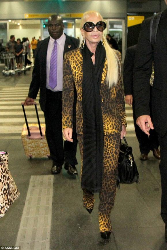 Donatella Versace dao kéo,Donatella Versace thảm họa thẩm mỹ,thảm họa thẩm mỹ của Hollywood,gương mặt Donatella Versace biến dạng
