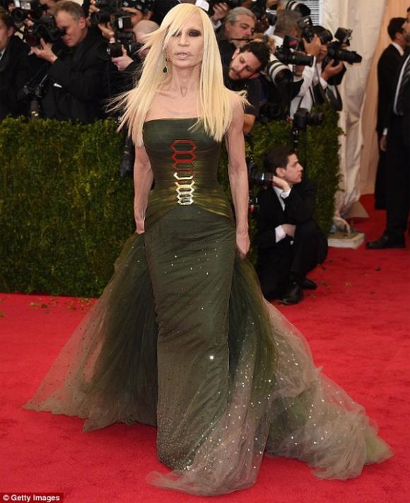 Donatella Versace dao kéo,Donatella Versace thảm họa thẩm mỹ,thảm họa thẩm mỹ của Hollywood,gương mặt Donatella Versace biến dạng

