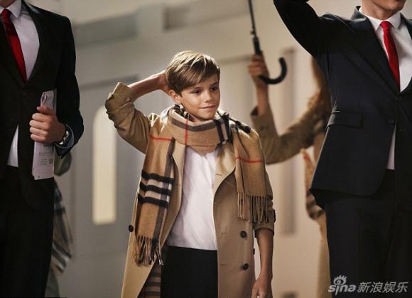 con trai Beck, Romeo Beckham diễn thời trang, Romeo Beckham thời trang chuyên nghiệp, con trai Beckham diễn thời trang