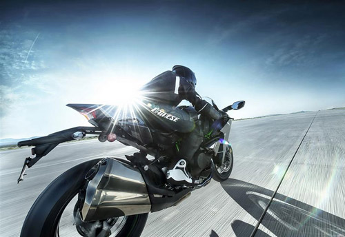 Kawasaki Ninja H-2, Siêu mô tô, Bóng ma cao tốc