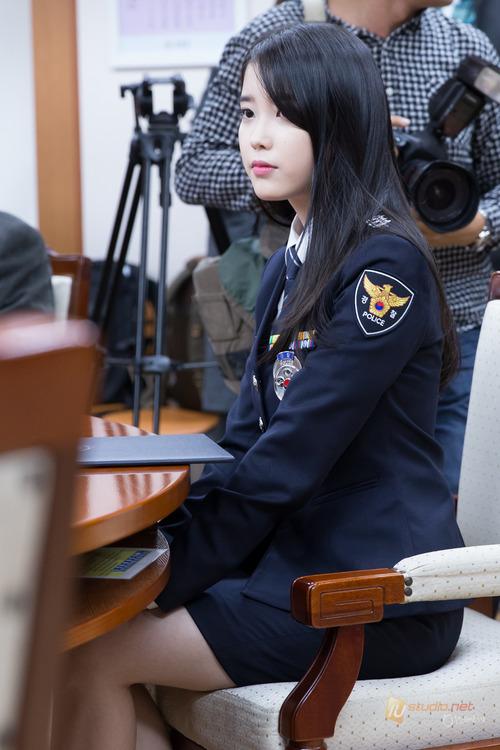 IU, ca sĩ IU, IU nhận chức hạ sĩ cảnh sát,IU chỉnh váy,thời trang sao hàn,sao Hàn